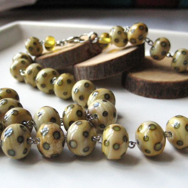 Collier de perles couleur sable avec points gris vert filées au chalumeau Perles beige sable avec points en verre vénitien Bijou de perles