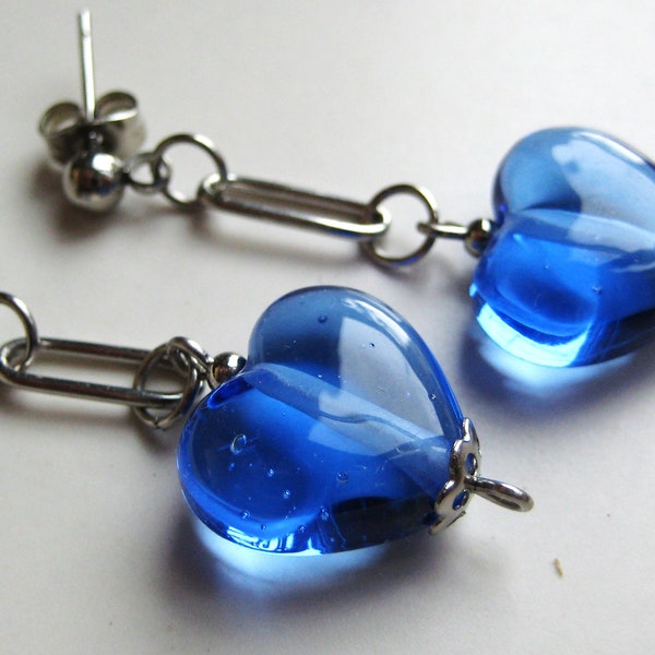 Clous d'oreilles avec coeur bleu transparent en verre filé au chalumeau Coeur en verre de Murano Bijoux pour femme Bijou romantique
