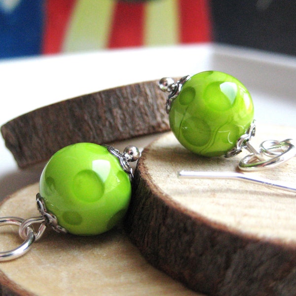 Boucles d'oreilles couleur vert pois avec points en verre filé au chalumeau et argent Perles vertes  en verre de Murano Bijou romantique