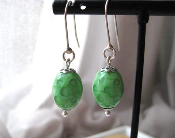 Orecchini con perle in vetro stile chic boho acciaio inox fatti a mano in Francia (Verde
