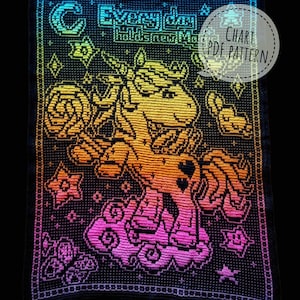 Peut inclure: Un modèle de crochet arc-en-ciel représentant une licorne avec une crinière et une queue arc-en-ciel, un croissant de lune et des étoiles. Le modèle comprend le texte "Everyday Holds New Magic". Le modèle est intitulé "Chart PDF Pattern".