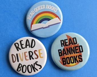 Diverse boekspelden, diverse boekspeldjes, bibliothecaris geschenken, verboden boeken spelden, diverse boeken lezen spelden, queer boeken lezen spelden lezen