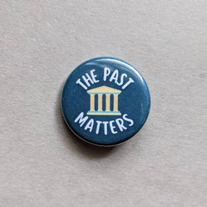 Puede incluir: Un bot&oacute;n azul con texto blanco que dice "The Past Matters". Una ilustraci&oacute;n amarilla y azul de un edificio con columnas est&aacute; en el centro del bot&oacute;n.