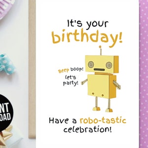 Pode incluir: Um cartão de aniversário com uma ilustração de um robô amarelo e o texto "É o seu aniversário! Bip bip! Vamos festejar! Tenha uma celebração robo-tástica!"