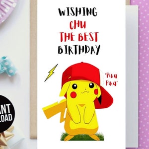 Op de afbeelding: Verjaardagskaart met een gele Pikachu-personage met een rode pet. De tekst op de kaart luidt "Wishing Chu The Best Birthday" in zwarte en rode letters. Er is ook een gele blikseminslag.