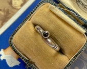 Vintage silver stacking band ring, modernist snake like design set with black onyx size N