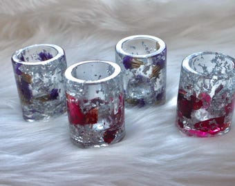 Spersonalizowany kieliszek do shotów z żywicy w kształcie kwiatu, kieliszek do shotów z żywicy, kieliszek do shotów z płatkami srebra, kieliszek do shotów, kwiat lilii, płatki róż, spersonalizowana żywica,