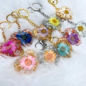 Resin flower heart keychain, resin personalised gift, flower gift, handmade keychain, handmade gift, customised keyring, heart keychain
