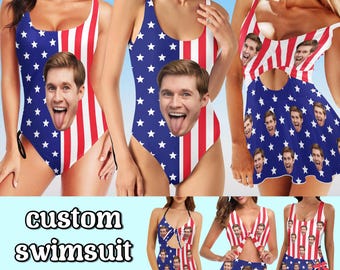 Op de afbeelding: Verschillende badpakken met een patriottisch thema worden getoond. De badpakken hebben een blauwe achtergrond met witte sterren en rood-witte strepen. De badpakken hebben een gezicht erop gedrukt. De tekst "custom swimsuit" en "20+ patterns" is ook zichtbaar.