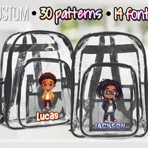 Op de afbeelding: Twee transparante rugzakken met zwarte randen en mesh zijzakken. Elke rugzak heeft een stripfiguur en een naam: Lucas en Jackson. De afbeelding bevat de tekst "CUSTOM", "30 patterns" en "14 fonts".