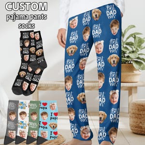 Pode incluir: Calças de pijama e meias personalizadas com fotos e texto. As meias são pretas, cinzentas, verdes e azuis, com o texto "WORLD'S GREATEST DAD" e fotos. As calças de pijama são azuis com fotos e o texto "Best Dad Ever".