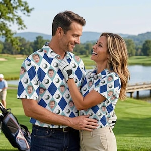 Może przedstawiać: Pasujące koszulki golfowe z niebiesko-białym wzorem w romby, piłeczkami golfowymi i twarzami. Koszulki są w stylu polo z kr&oacute;tkim rękawem. Mężczyzna i kobieta noszą koszulki na polu golfowym, uśmiechając się i obejmując się.