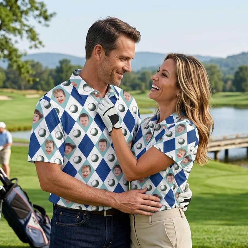 Może przedstawiać: Pasujące koszulki golfowe z niebiesko-białym wzorem w romby, piłeczkami golfowymi i twarzami. Koszulki są w stylu polo z kr&oacute;tkim rękawem. Mężczyzna i kobieta noszą koszulki na polu golfowym, uśmiechając się i obejmując się.