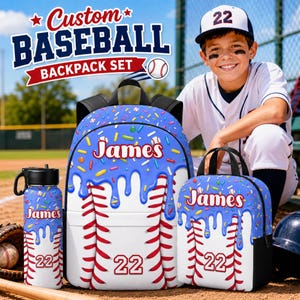 Könnte beinhalten: Ein personalisiertes Baseball-Rucksack-Set mit weißem Baseball-Muster und roten Nähten, verziert mit blauem Zuckerguss und bunten Streuseln. Das Set besteht aus einem Rucksack, einer Lunchtasche und einer Trinkflasche, jeweils personalisiert mit dem Namen James und der Nummer 22.