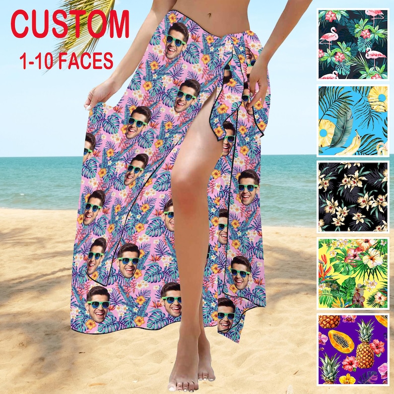 Puede incluir: Un sarong rosa con estampado tropical que presenta m&uacute;ltiples caras. El sarong est&aacute; atado a la cintura y tiene una abertura lateral. El texto "CUSTOM 1-10 FACES" es visible en la esquina superior izquierda de la imagen.