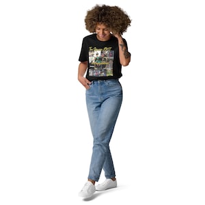 Puede incluir: Camiseta negra con un collage de imágenes y texto dorado que dice "Too Square ENT". La camiseta se combina con vaqueros azul claro y zapatillas blancas.