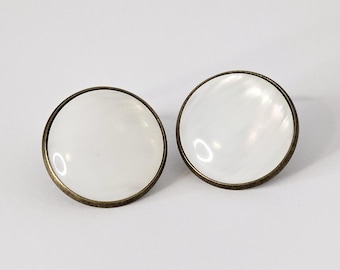 Pendientes redondos de clip blancos en tono bronce, sin perforaciones