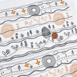 Peut inclure: Tissu blanc avec un motif répété d'oiseaux stylisés, de fleurs et de formes géométriques en noir, gris et orange. Le motif comprend des lignes ondulées, des nuages et des gouttes de pluie, créant un thème fantaisiste inspiré de la nature.