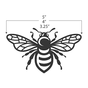 Peut inclure: Silhouette noire et blanche d'une abeille avec des ailes détaillées et des rayures sur le corps. L'abeille mesure 12,7 cm de large, 10,16 cm de haut et 8,26 cm du haut de la tête au bas du corps.