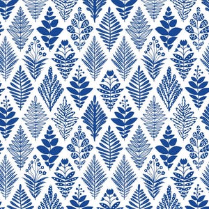 K&ouml;nnte beinhalten: Ein nahtloses Muster mit verschiedenen blauen, stilisierten floralen Designs auf wei&szlig;em Hintergrund. Das Muster besteht aus verschiedenen Formen und Gr&ouml;&szlig;en von Bl&auml;ttern und Blumen.