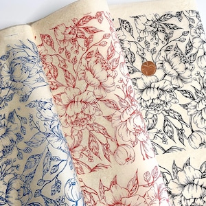 Może przedstawiać: Trzy arkusze papieru z kwiatowymi wzorami w niebieskim, czerwonym i czarnym tuszu. Wzór kwiatowy przedstawia duże kwiaty piwonii i delikatne liście. Papier ma naturalny, kremowy kolor, a na jednym z arkuszy widoczna jest moneta.