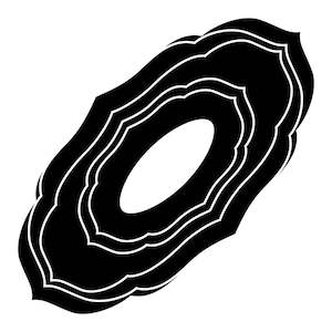 Könnte beinhalten: Schwarz-weiß-Illustration eines dekorativen, mehrschichtigen, kreisförmigen Designs mit einer zentralen ovalen Form.