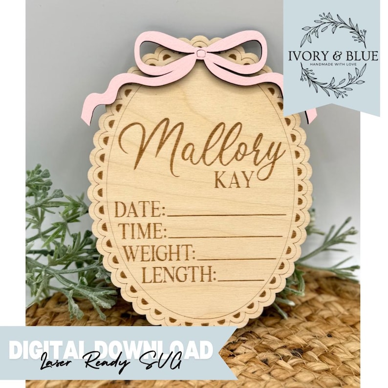 Puede incluir: Un letrero de anuncio de beb&eacute; de madera con el nombre "Mallory Kay" grabado. El letrero tiene un borde festoneado y un lazo rosa en la parte superior. Incluye espacios para registrar la fecha, la hora, el peso y la longitud. Las palabras "DIGITAL DOWNLOAD Laser Ready SVG" est&aacute;n en la parte inferior.