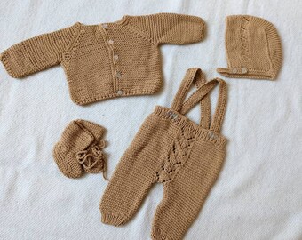 0-3 mesi circa, cardigan per bambini con nome personalizzato lavorato a mano e ricamato a mano, salopette, cofano e stivaletti. Perfetto nuovo regalo per bambini
