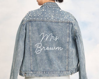 Bruiloft bruids denim jasje, verlovingsgeschenken, parel denim jasje, op maat gemaakte gepersonaliseerde jas, toekomstige mevrouw, bruids douche cadeau, huwelijksreis cadeau