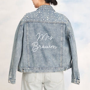 Chaqueta de mezclilla nupcial de boda, regalos de compromiso, chaqueta de mezclilla perla, chaqueta personalizada personalizada, futura señora, regalo de despedida de soltera, regalo de luna de miel imagen 1