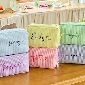 Borsa per il trucco personalizzata in seersucker, borsa per cosmetici ricamata, regali per damigelle d&#39;onore, borsa da toilette monogrammata di grande capacità, regali per addio al nubilato
