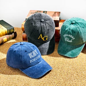 Cappello da baseball con testo ricamato, cappello con logo personalizzato, cappello da baseball unisex per regali per damigelle d'onore e testimoni dello sposo, cappellini con monogramma personalizzato, cappello da camionista