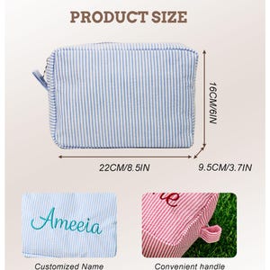 K&ouml;nnte beinhalten: Eine blau-wei&szlig; gestreifte Kosmetiktasche mit dem Text "PRODUCT SIZE" oben. Die Tasche ist 22 cm lang, 16 cm hoch und 9,5 cm breit. Die Tasche hat einen praktischen Griff und den Namen "Ameeia" aufgestickt.