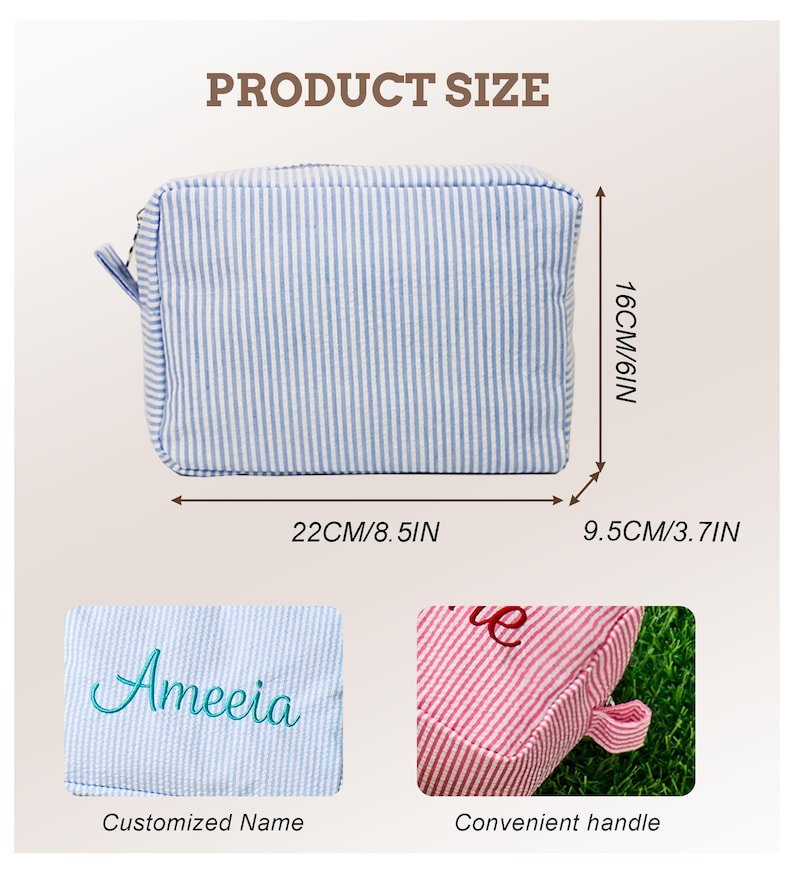 K&ouml;nnte beinhalten: Eine blau-wei&szlig; gestreifte Kosmetiktasche mit dem Text "PRODUCT SIZE" oben. Die Tasche ist 22 cm lang, 16 cm hoch und 9,5 cm breit. Die Tasche hat einen praktischen Griff und den Namen "Ameeia" aufgestickt.