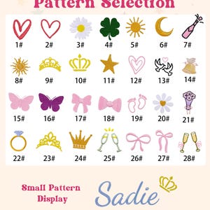 K&ouml;nnte beinhalten: Eine Auswahl an kleinen gestickten Mustern, darunter Herzen, Blumen, Kronen, Schleifen und Schmetterlinge, auf hellem Hintergrund dargestellt. Der Text "Pattern Selection" und "Small Pattern Display" sind sichtbar, zusammen mit dem Namen "Sadie".