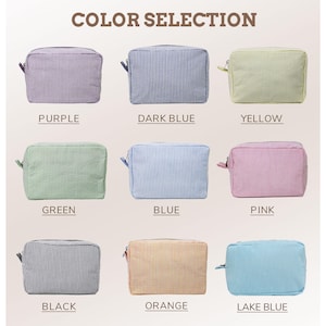 K&ouml;nnte beinhalten: Neun rechteckige Kosmetiktaschen mit vertikalen Streifen in verschiedenen Farben: Lila, Dunkelblau, Gelb, Gr&uuml;n, Blau, Rosa, Schwarz, Orange und Seeblau. Der Text "COLOR SELECTION" ist oben abgebildet.