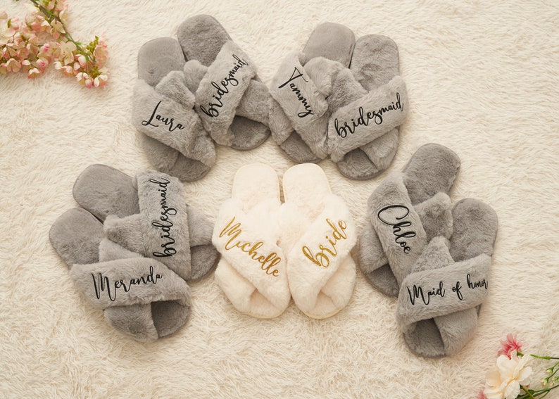 Flauschiger Braut Slipper, Geschenk für Blumenmädchen, personalisiertes Muttertagsgeschenk, individuelles Brautparty-Geschenk, personalisiertes Geschenk, Brautjungfer Slipper Bild 1