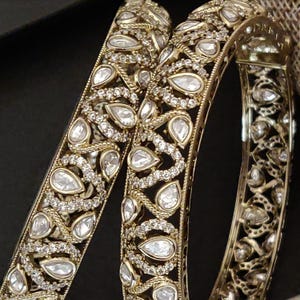 Pulseiras vitorianas Polki Kundan, acabamento em ouro antigo, pedras verde-esmeralda, conjunto de 2