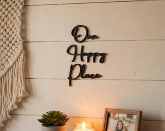Our Happy Place Holzwandschild • Sperrholz Wohnkultur • Wohnzimmer Wandkunst • Modernes rustikales Schild • Schwarz-weißer natürlicher Wandbehang