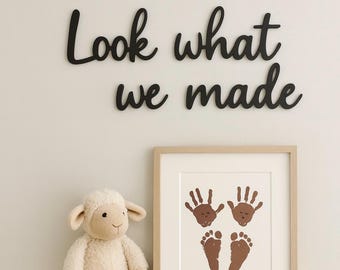 "Handgefertigtes ""Look What We Made"" Wandschild aus Holz für das Baby Kinderzimmer."