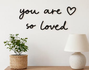 You Are So Loved – Holzschild • Sperrholzplatte fürs Kinderzimmer, skandinavische Dekoration