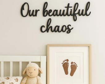 "Handgefertigtes ""our Chaos"" Wandschild aus Holz für das Kinderzimmer."