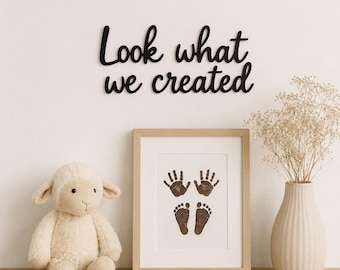 Letrero de madera para pared “Mira lo que hemos creado” / Decoración infantil de madera contrachapada / Arte para la pared del rincón de lectura / Color negro, blanco o natural