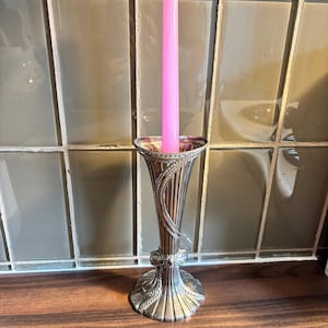 Vintage zilveren kandelaar: romantisch gotisch interieur