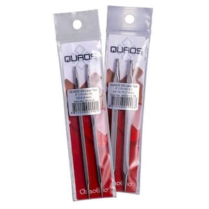 Peut inclure: Deux paquets d'embouts de lacets QUADS SS. Chaque paquet contient une paire d'embouts de lacets en acier inoxydable, de 13 cm de long. Les paquets sont scellés dans du plastique transparent avec un dos rouge et blanc.