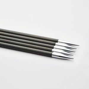 Op de afbeelding: Een set van vijf donkergrijze breinaalden met glanzende zilveren punten. De naalden zijn diagonaal geplaatst tegen een witte achtergrond, wat hun strakke ontwerp en puntige uiteinden benadrukt.