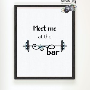 Puede incluir: Un cartel blanco imprimible con texto negro que dice "Meet me at the bar" con una barra de pesas negra con detalles florales azules.