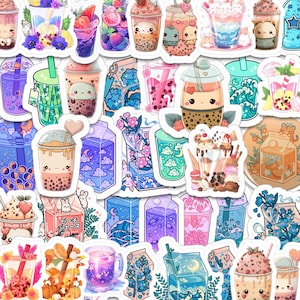 Può includere: Una collezione di adesivi colorati con vari disegni di bubble tea. Gli adesivi presentano diversi gusti e condimenti, con simpatici volti di personaggi ed elementi decorativi come fiori e frutta. La tavolozza dei colori comprende rosa, blu e arancione.