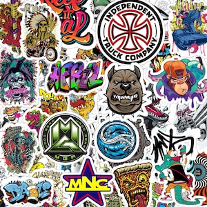 Op de afbeelding: Een verzameling kleurrijke stickers met diverse ontwerpen. Bevat een sticker met de tekst "INDEPENDENT TRUCK COMPANY", een grommende hond, een indiaan op een motor en graffiti-achtige letters.