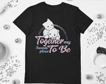 Insieme Il mio posto preferito per essere T-shirt gatto, T-shirt gatto, Mamma gatto, Papà gatto, Abbigliamento per gatti, Regali per gatti, Regalo di Natale, Camicia carina, Amanti dei gatti,
